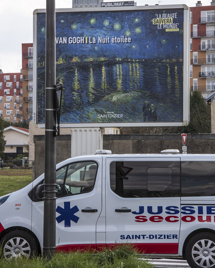 une reproduction de la nuit étoilée de van gogh illuminant les rues de saint dizier