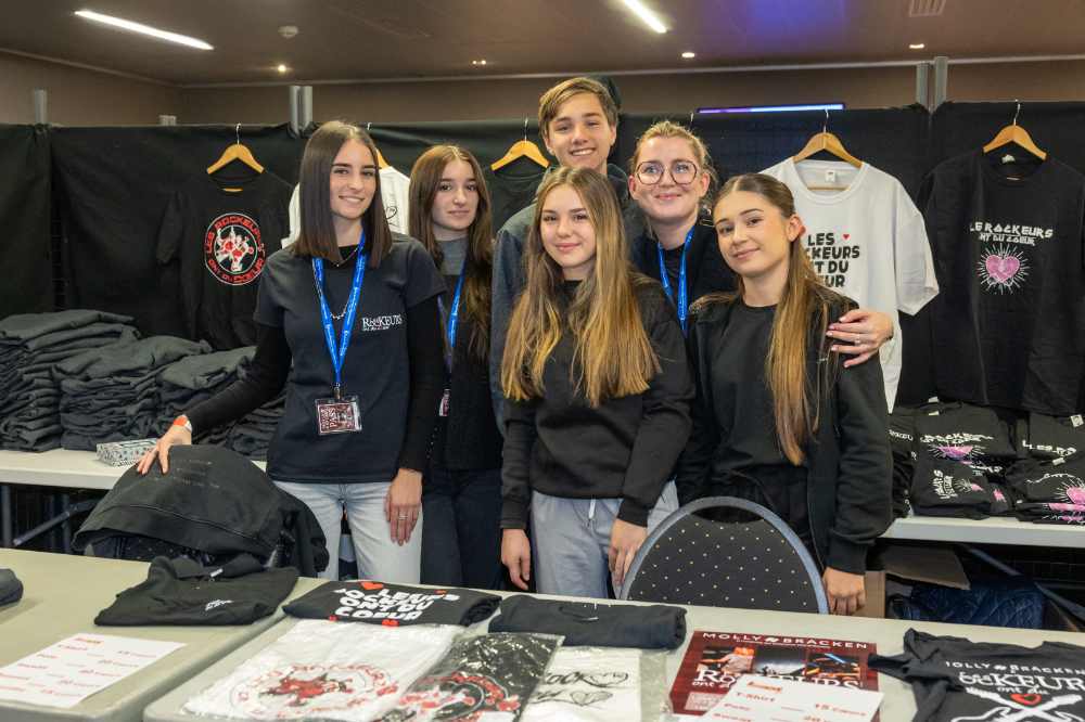 Les spectateurs contribuent à la collecte en apportant des jouets.