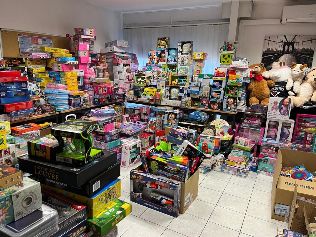 Les organisateurs comptent les jouets avant la grande distribution.