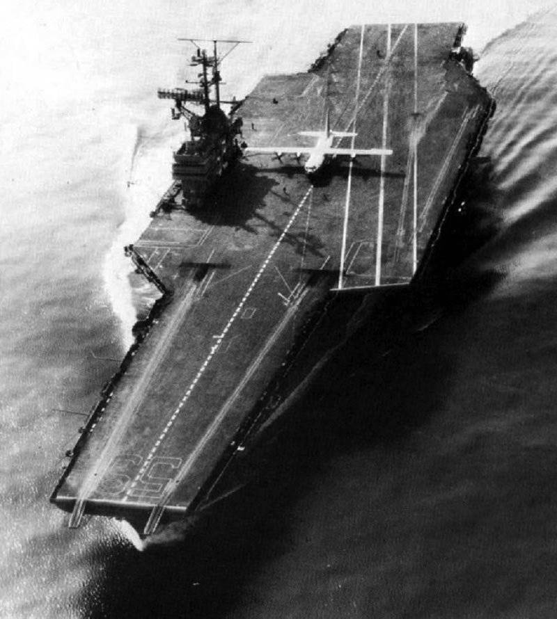 En 1963, le C-130 Hercules de Lockheed réalise l’exploit d’atterrir sur un porte-avions sans assistance.