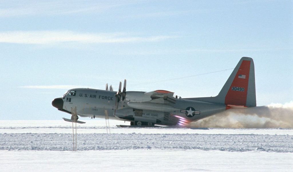 Le C-130 Hercules a réalisé un exploit unique en 1963 : s’être posé sur un porte-avions sans assistance mécanique.