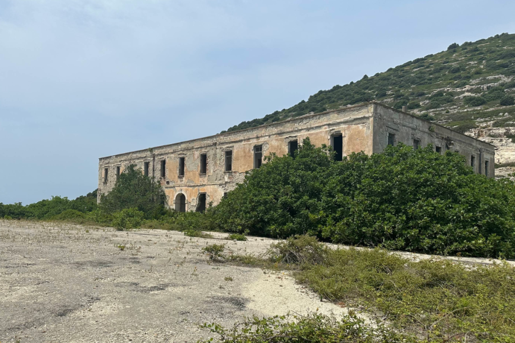 Déminage bunkers Sazan prépare villas luxe Kushner Ivanka Albanie