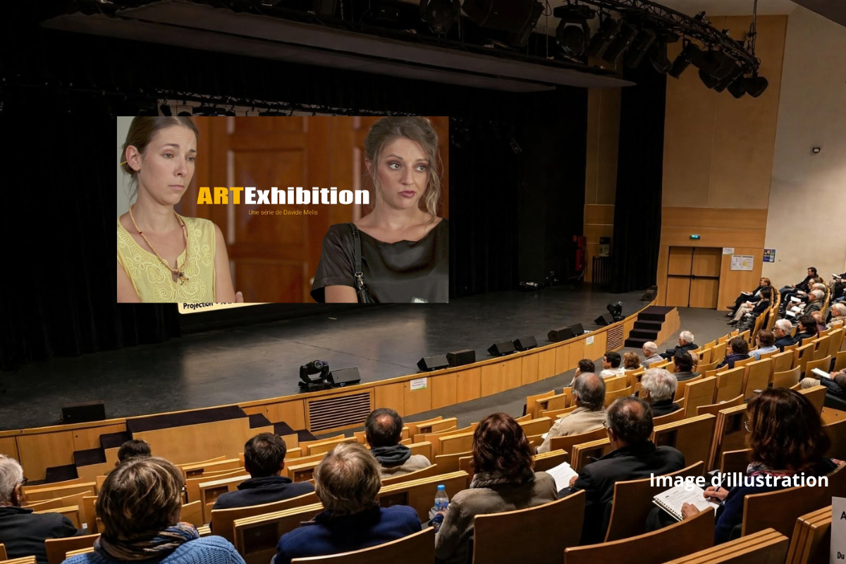 Public assis dans l'auditorium en bois de la Médiathèque Chalucet à Toulon regardant sur grand écran l'affiche ArtExhibition Sardaigne série terre des Nuraghes patrimoine et art sarde, avec pancarte entrée libre, illustrant la soirée MEDSERIES saison 3 du 2 octobre à 18h.